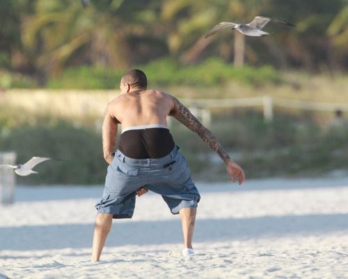 Nhìn vào những hình ảnh Chris Brown chơi hết mình trên biển có thể thấy rằng những chỉ trích của mọi người về anh khi "tái hợp" với Rihanna và những hành động xấu của anh trước đây không hề có bất cứ ảnh hưởng tiêu cực nào tới nam ca sĩ.